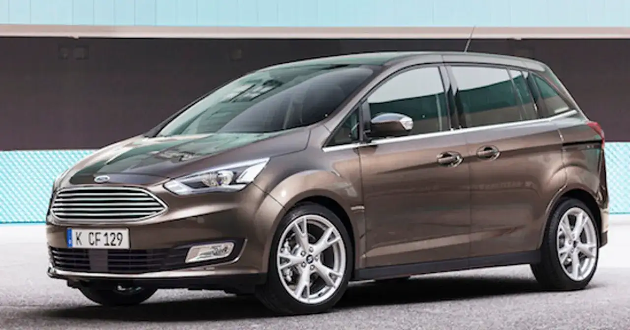 Brązowy Ford C-Max prezentuje swoje eleganckie linie, sugerując bogate ford c-max wersje wyposażenia.