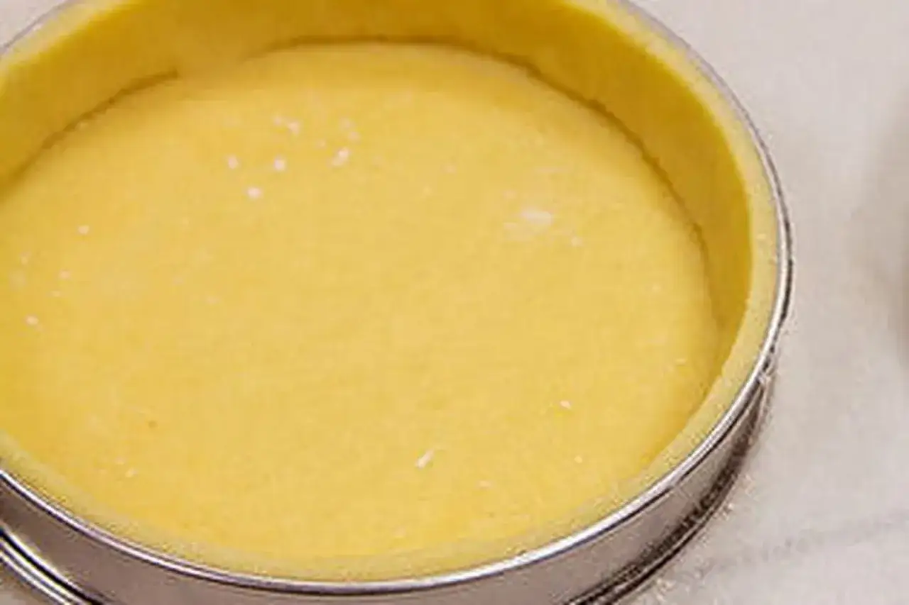 Pâte sablée traditionnelle prête à être cuite dans un moule à tarte. Parfait pour une tarte aux fruits.