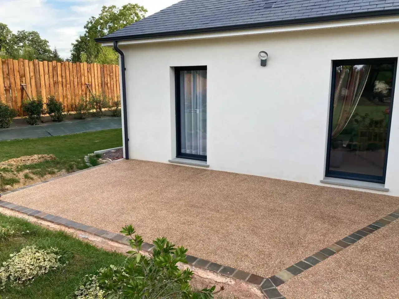 Terrasse en béton désactivé, un choix esthétique et durable. Le béton désactivé prix est une solution idéale pour un extérieur moderne.
