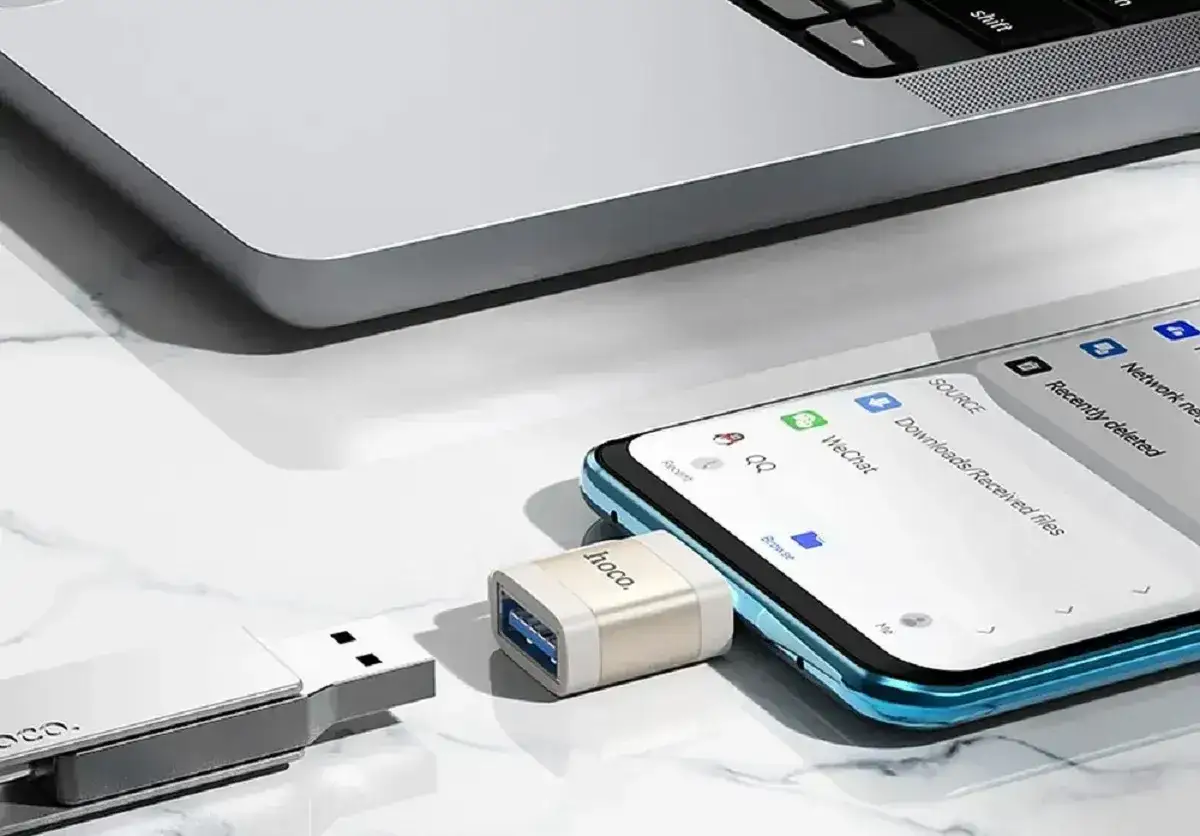 Adapter USB-C do telefonu i pendrive'a ułatwia, jak przenieść zdjęcia z telefonu na pendrive.