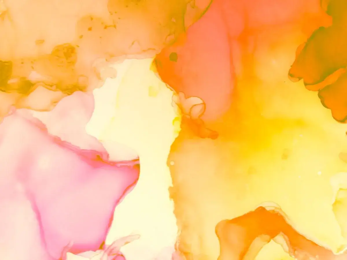 Des nuances de rose et d'orange se mélangent, évoquant la douceur d'un coucher de soleil. Une inspiration pour comment faire un glacis en peinture acrylique.