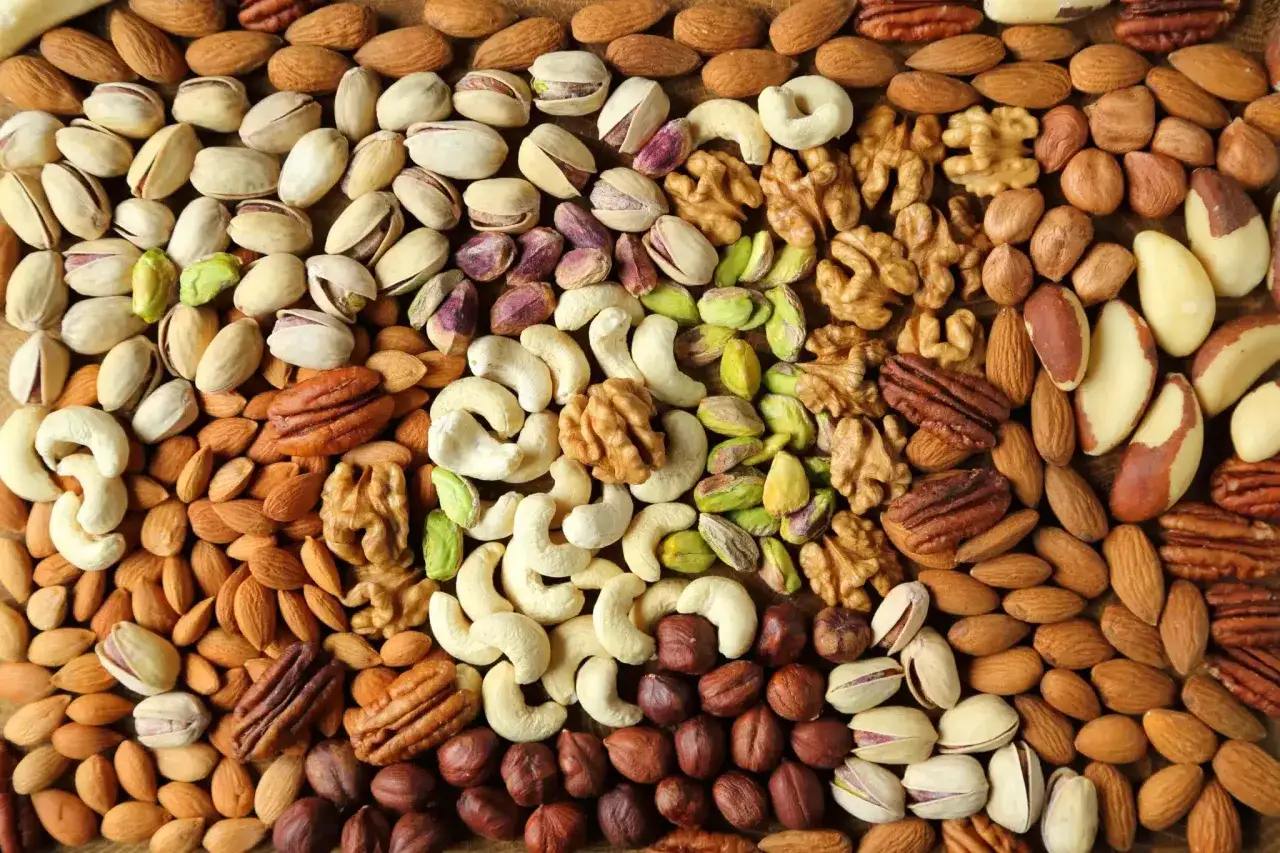 Bunte Mischung aus Mandeln, Pistazien, Cashews, Waln&uuml;ssen, Pekann&uuml;ssen, Paran&uuml;ssen und Haseln&uuml;ssen. Welche Nuss ist keine Nuss? Die Cashew!