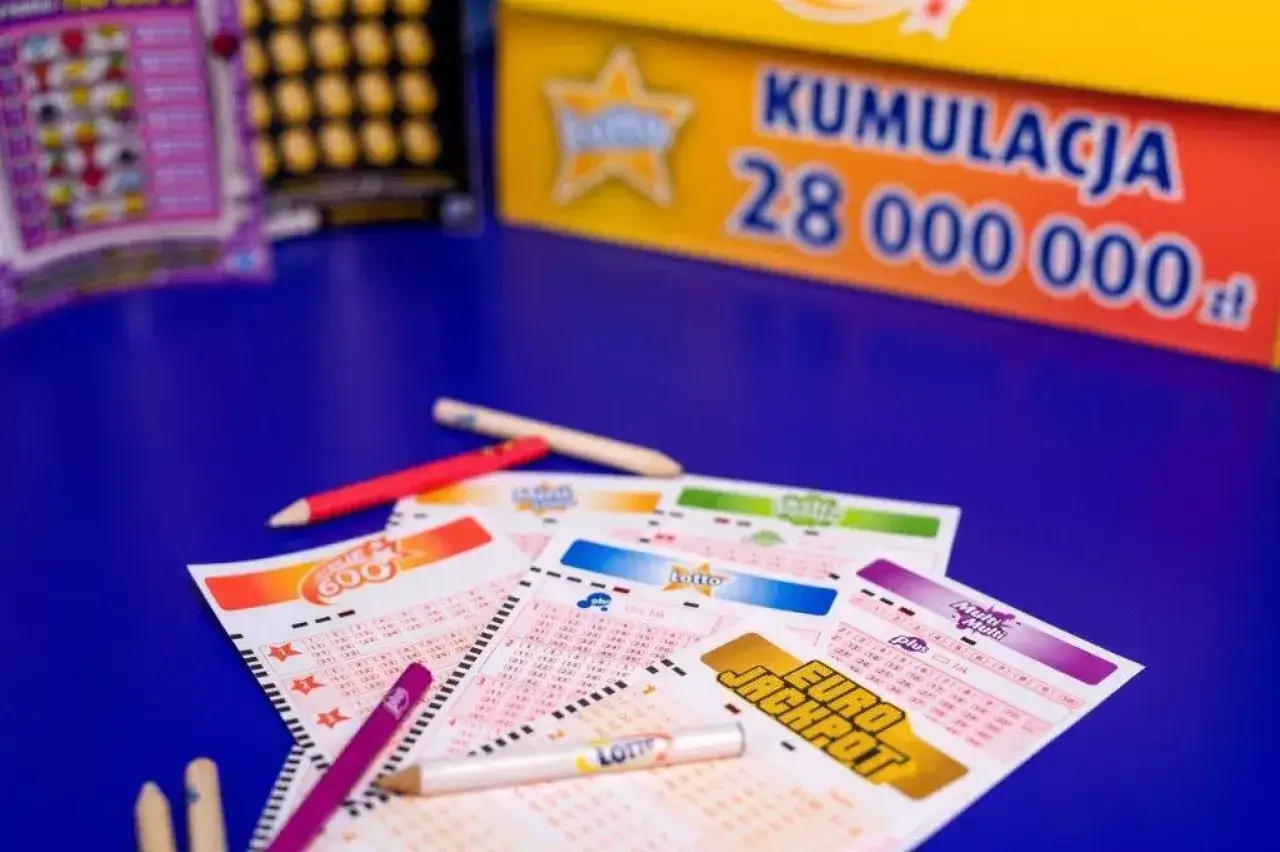 Losy Lotto na fakturę? Czy można wrzucić je w koszty firmy? Na stole leżą kupony gier liczbowych i ołówki.