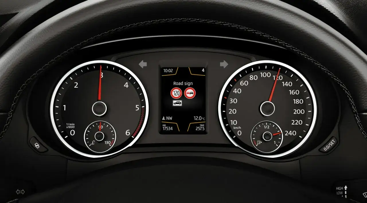 Cruscotto auto con tachimetro, contagiri e display centrale che mostra il riconoscimento della segnaletica stradale con limite di 120 km/h.