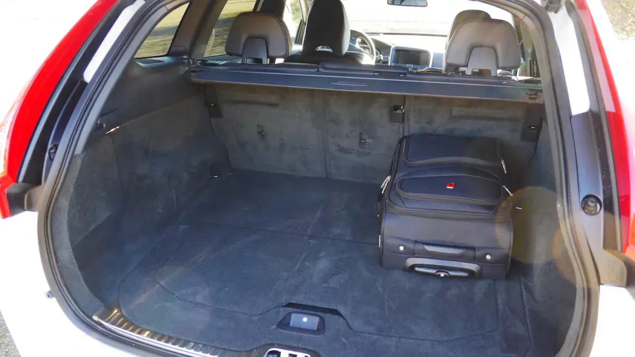 Kofferraum eines Volvo XC60 im Test. Zwei schwarze Koffer sind verstaut, bereit für die Reise.