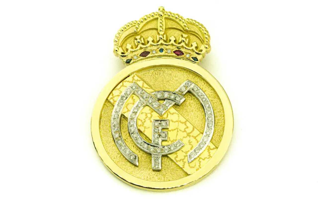 Lujoso colgante real madrid oro con corona y detalles de diamantes.