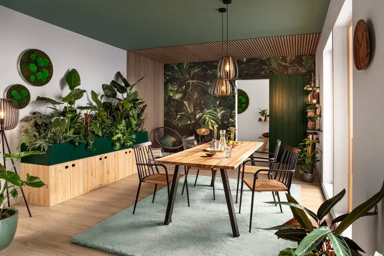Ein Esszimmer mit üppigen Pflanzen, Moos-Kunst und Holzakzenten, das ein Gefühl von biophilic design vermittelt.