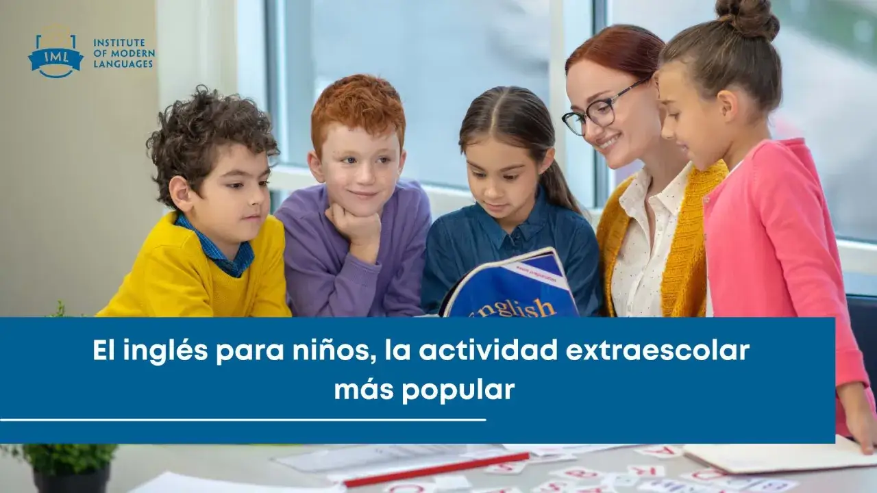 Niños aprendiendo inglés con su maestra. Clases extraescolares en inglés divertidas y educativas.