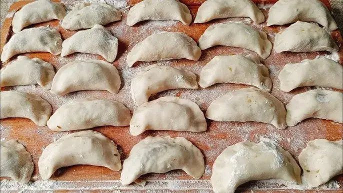 Lepienie pierogów ruskich
