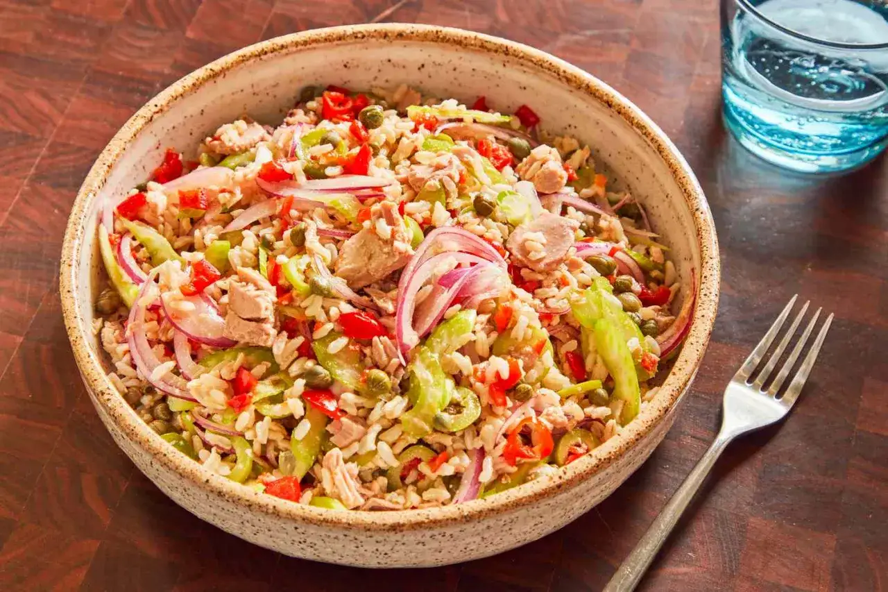 Reissalat mit Thunfisch, Paprika, Zwiebeln und Kapern in einer Sch&uuml;ssel. Ein erfrischender Salat f&uuml;r hei&szlig;e Tage.