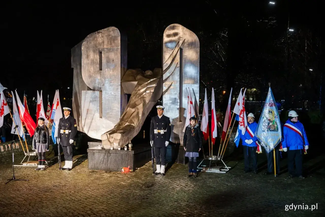 Uroczystość przy pomniku. Warty honorowe, flagi i pamięć o tych, którzy jak Janek Wiśniewski padli.