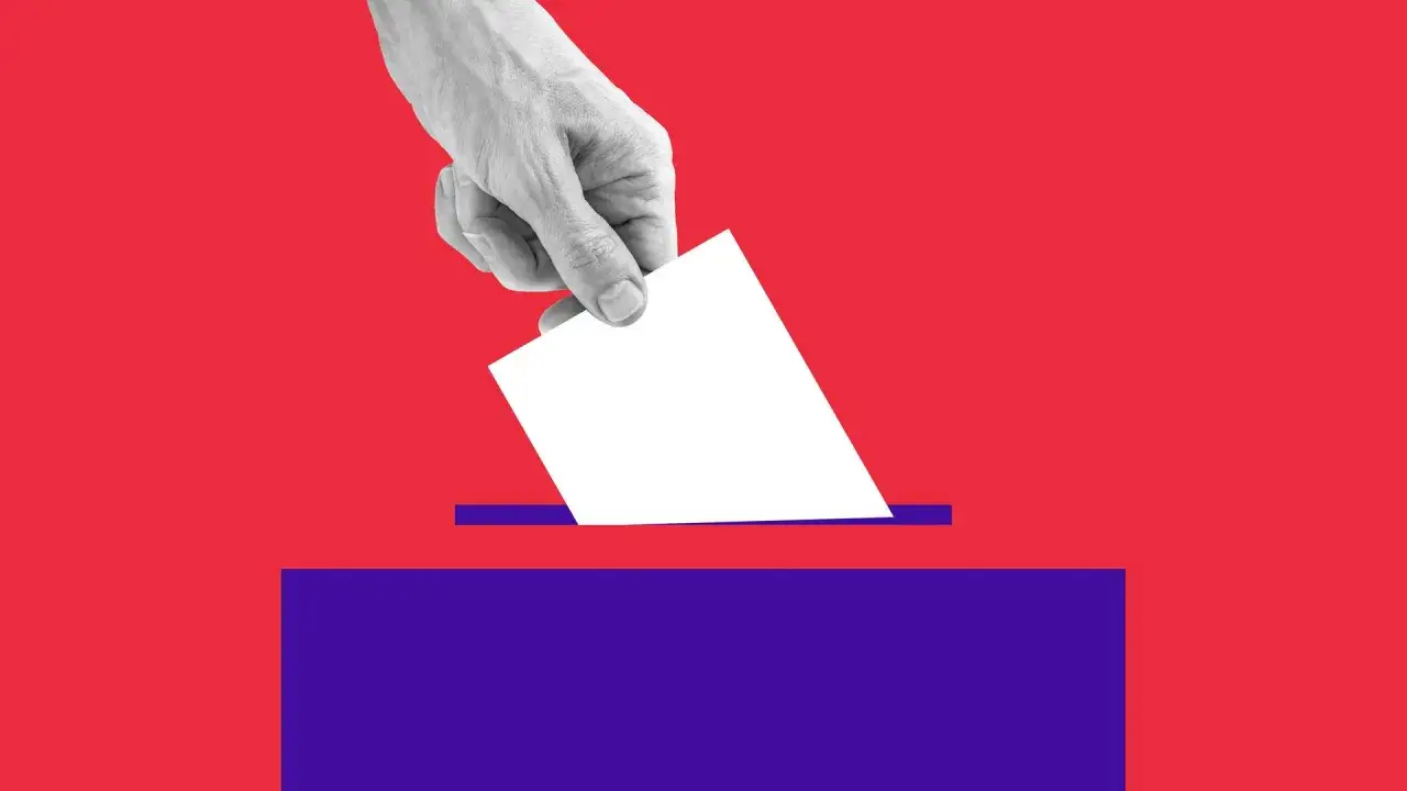 Hand wirft Stimmzettel in Urne. Ob ab 16 oder 18, die Landtagswahl ist deine Chance, mitzubestimmen.