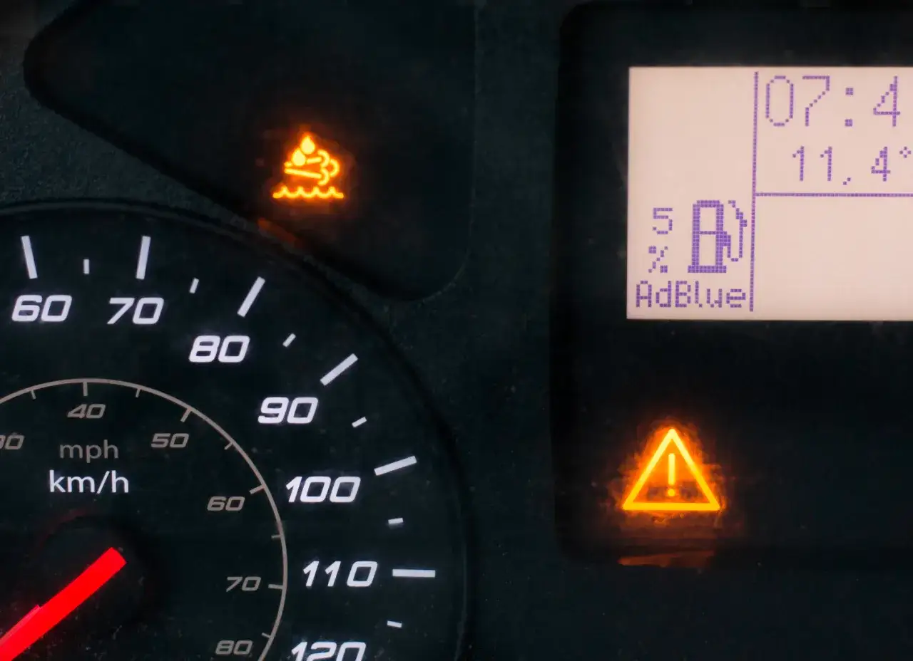 Warnleuchte für AdBlue im Auto leuchtet. Der Tank ist fast leer. Zeit für Nachschub!
