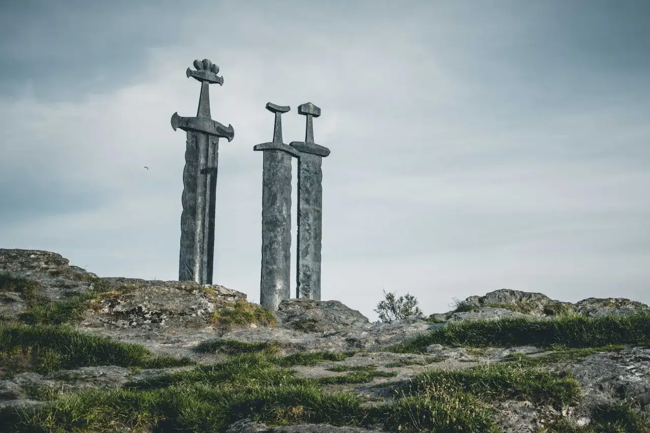 Miecze wiking&oacute;w w Stavanger &ndash; symbol jedności i historii. Obowiązkowy punkt, by zobaczyć w Stavanger.