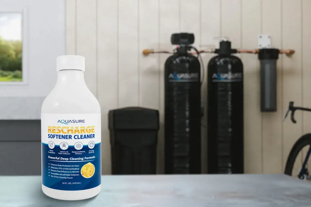 Bouteille de nettoyant pour adoucisseur d'eau Aquasure Recharge, expliquant comment nettoyer de la r&eacute;sine.