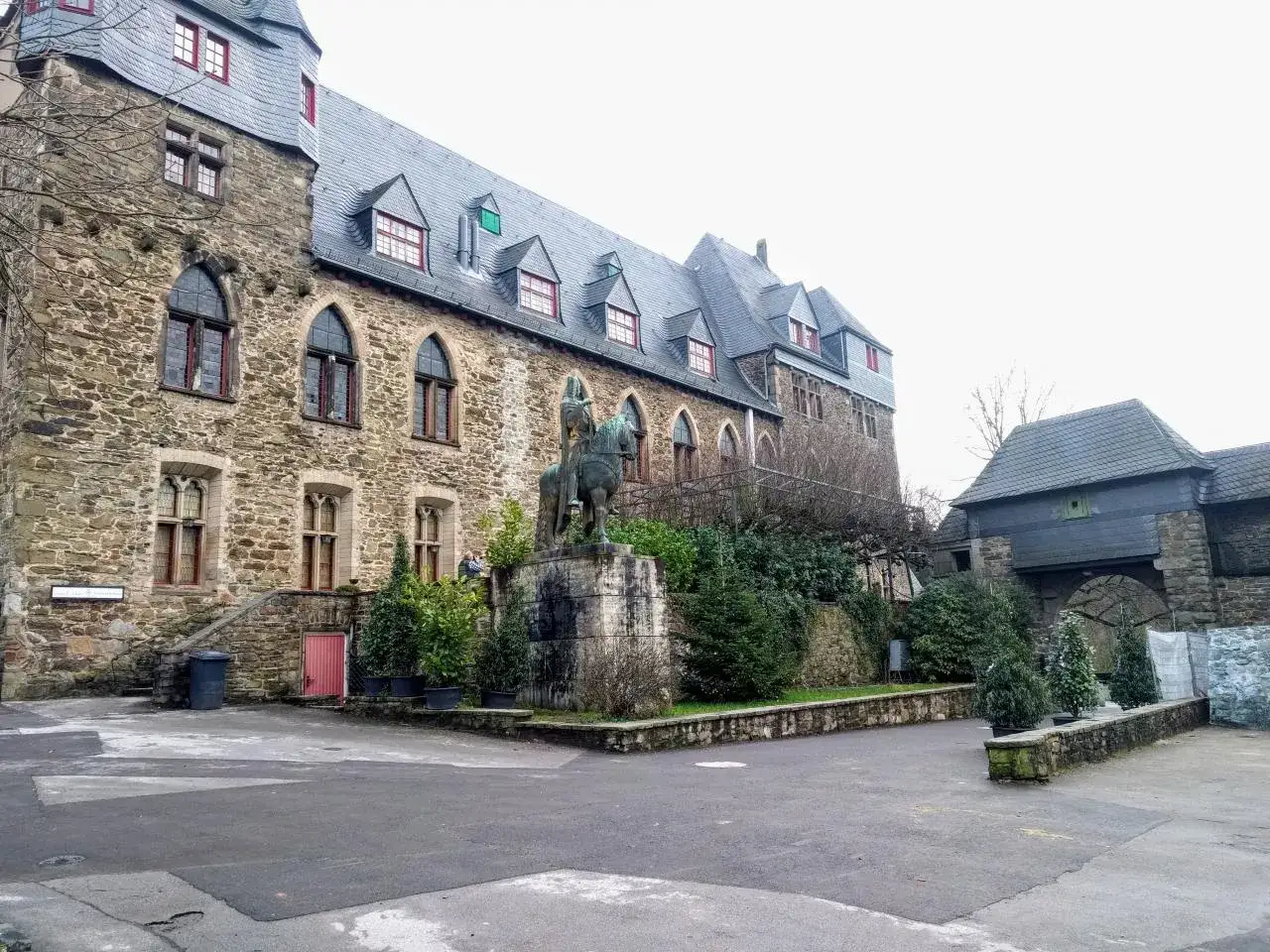 Ein imposantes Schloss mit einem Reiterstandbild davor l&auml;dt zum Wandern ein.