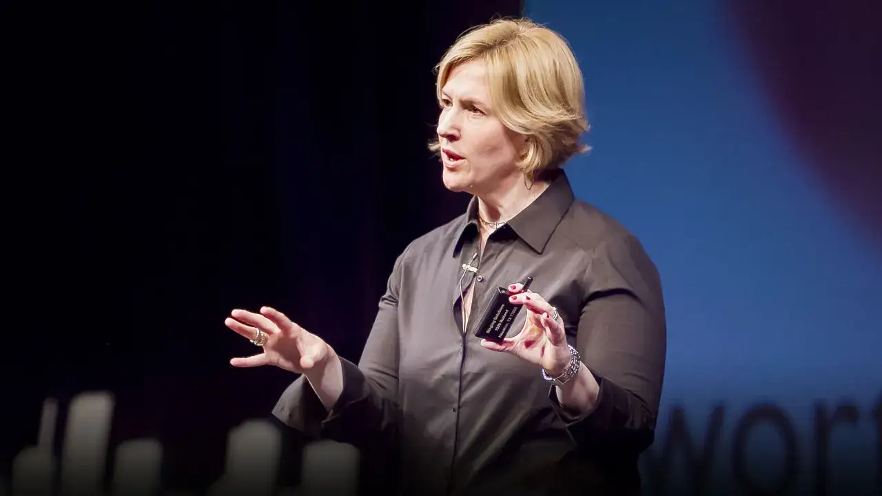 Bren&eacute; Brown m&oacute;wi o odwadze, trzymając w dłoni małe pudełko.