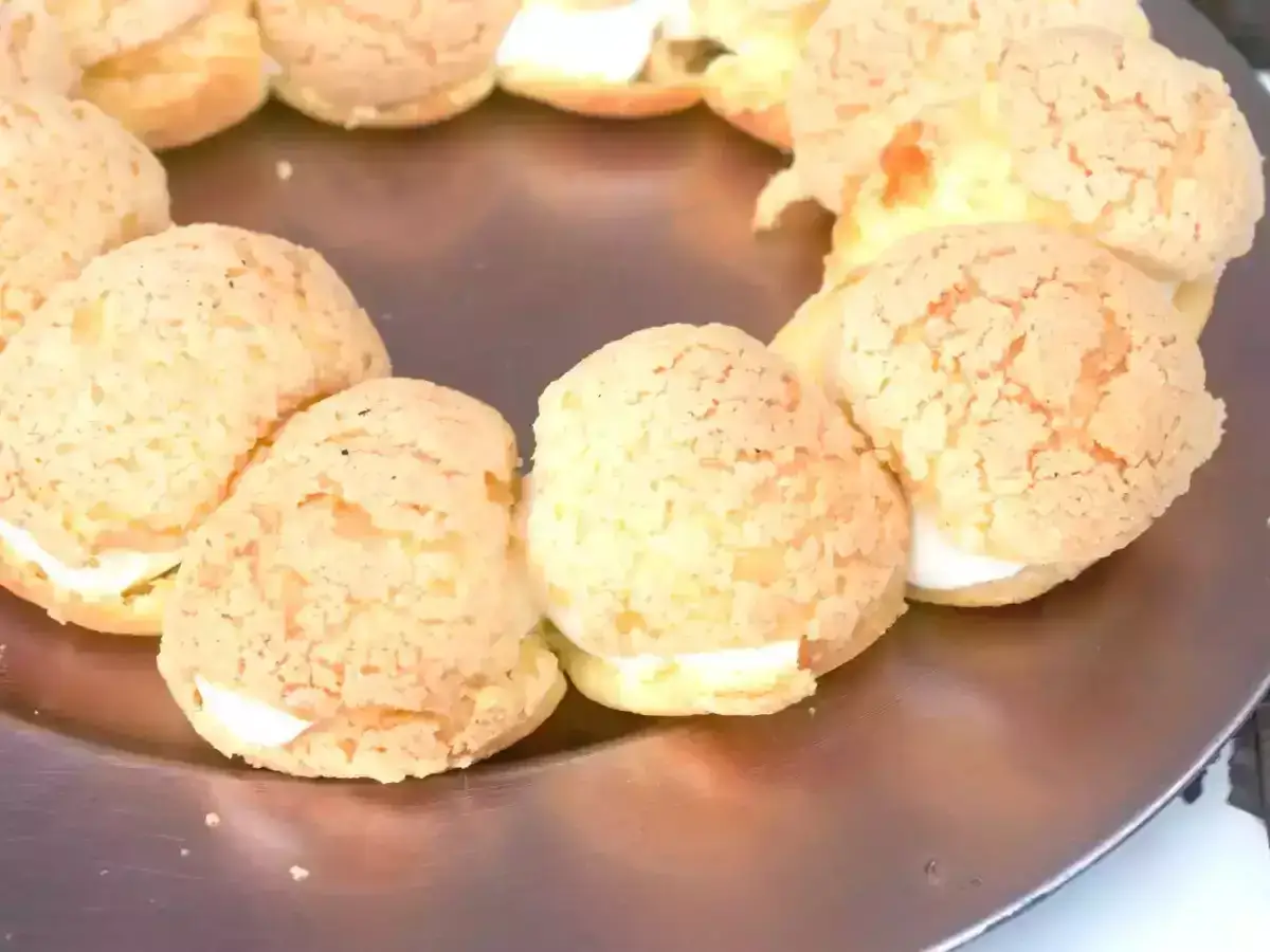 Un Paris-Brest, un d&eacute;lice de p&acirc;te &agrave; choux garni de cr&egrave;me, forme un cercle gourmand sur une assiette.