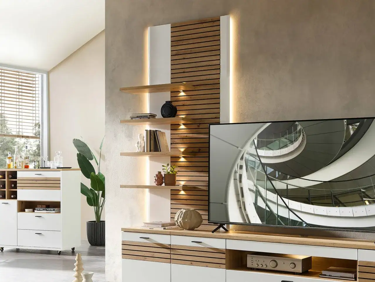 Moderne wandverkleidung innen ideen mit Holzlamellen und integrierter Beleuchtung, kombiniert mit schwebenden Regalen und einem Sideboard.