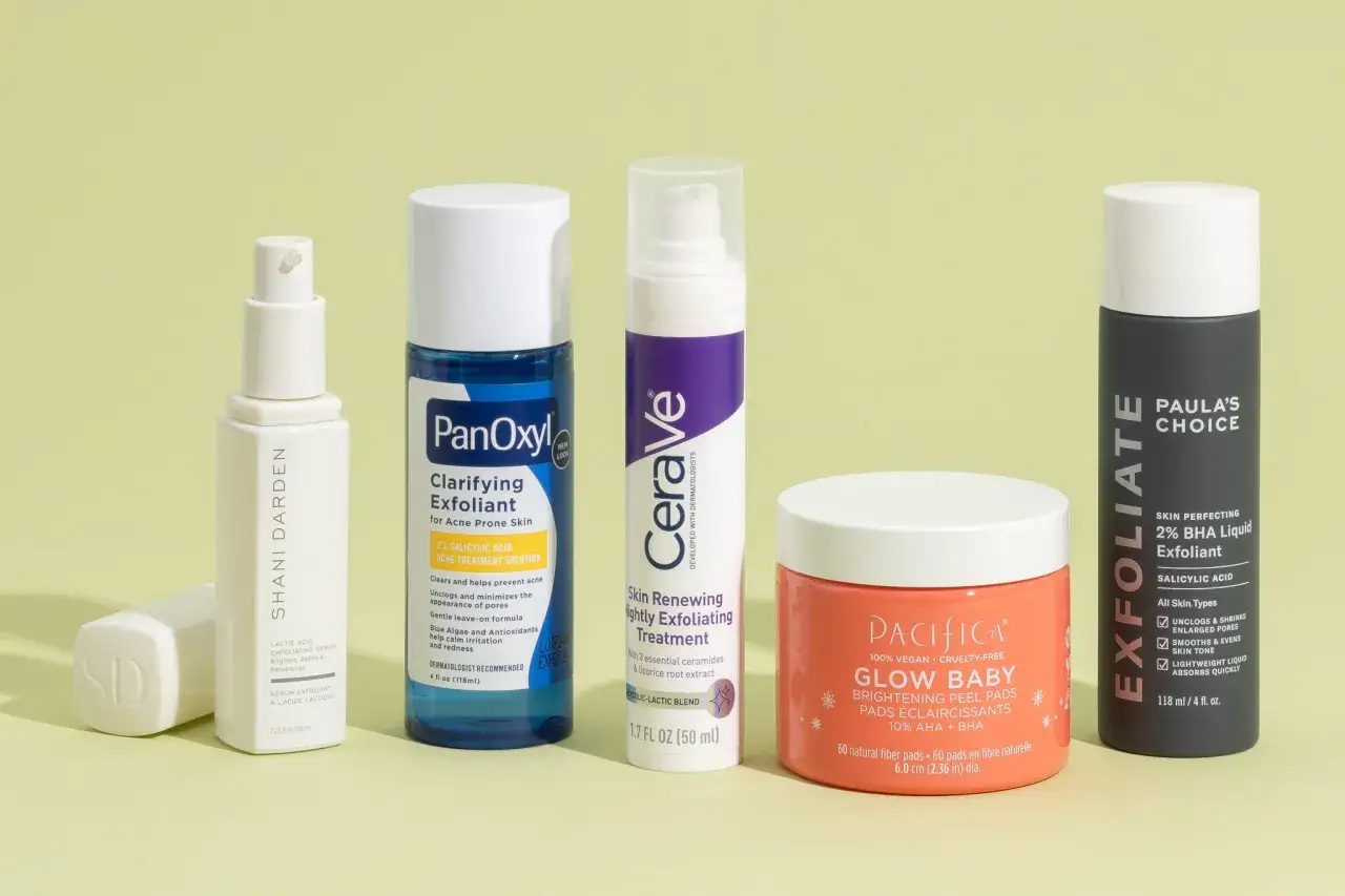 Una selezione di prodotti per il trattamento esfoliante viso: sieri, lozioni e pad con acidi AHA/BHA per una pelle luminosa.
