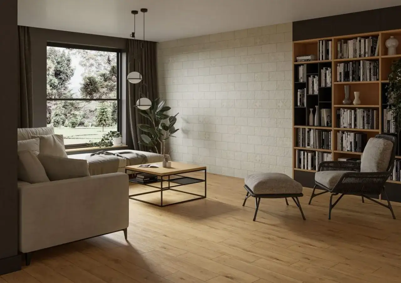 Przytulny salon beige z wygodną kanapą, regałem pełnym książek i widokiem na ogród.