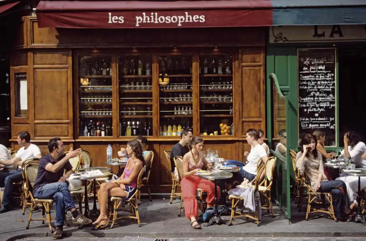 Gente en un caf&eacute; parisino, 