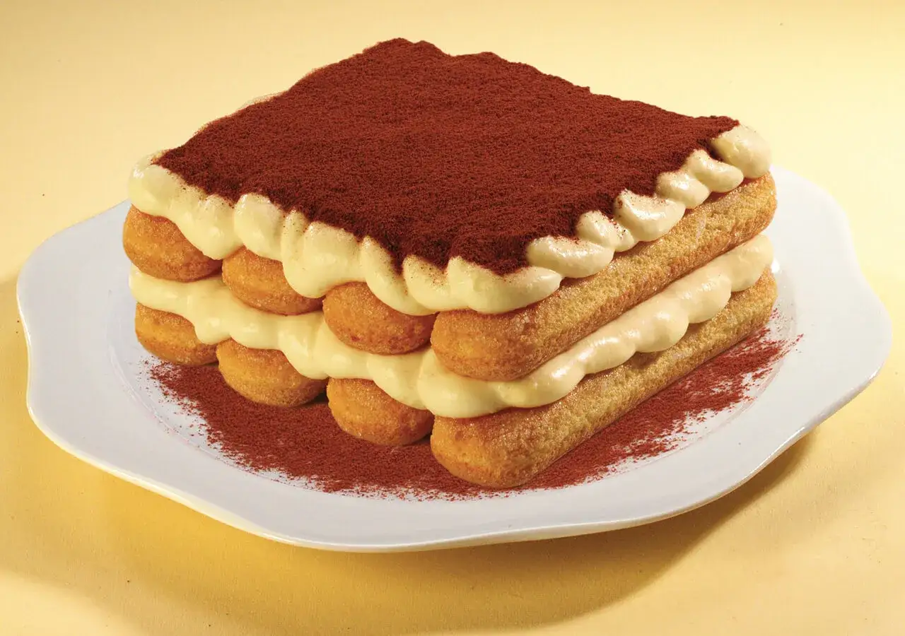 Tiramisù fatto in casa con 500g di crema al mascarpone, savoiardi e cacao.