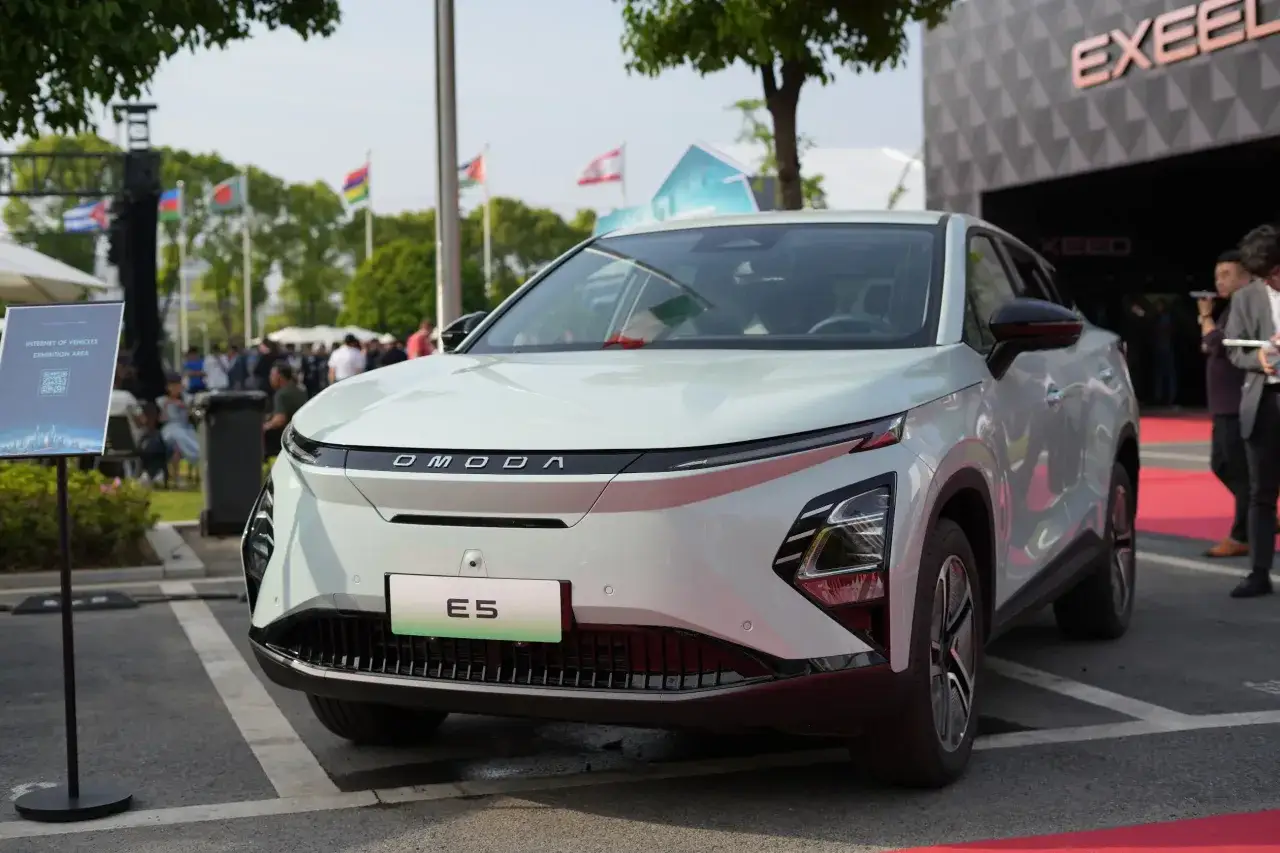 Nowy chiński suv OMODA E5 prezentuje się na wystawie.