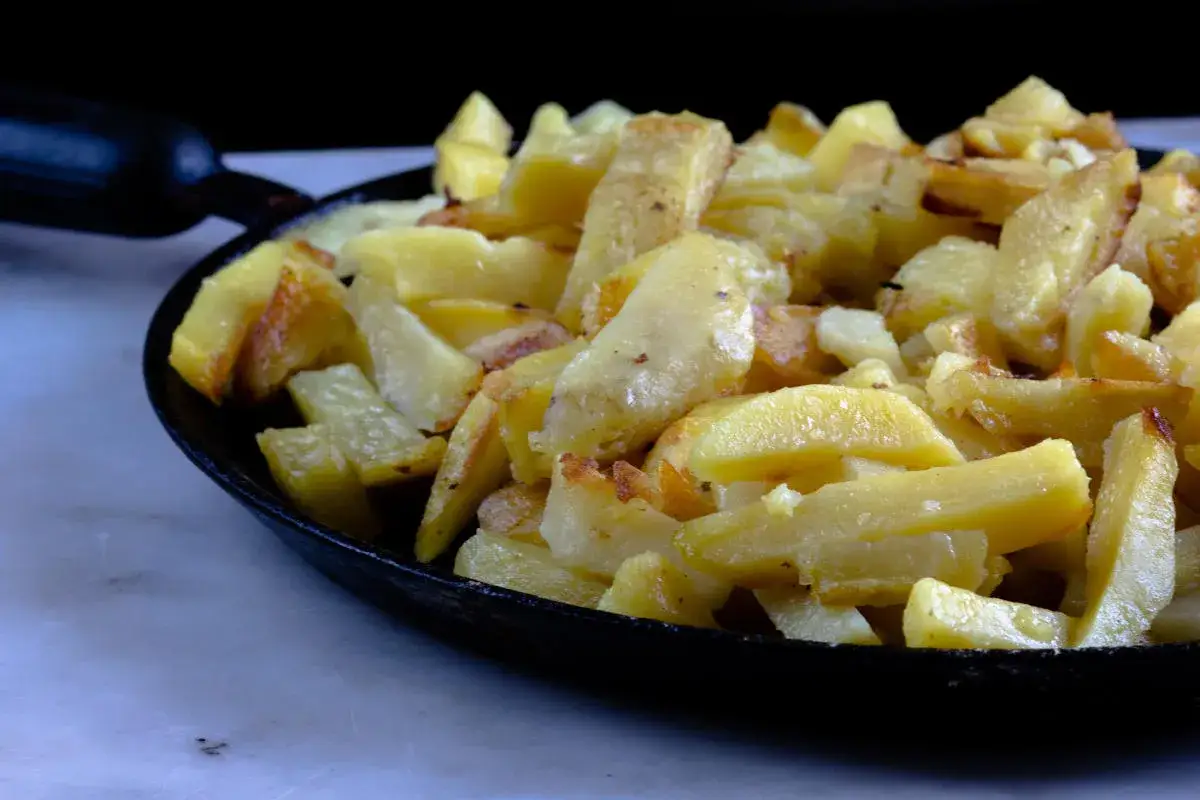 Patate in tecia, dorate e croccanti, pronte per essere gustate.