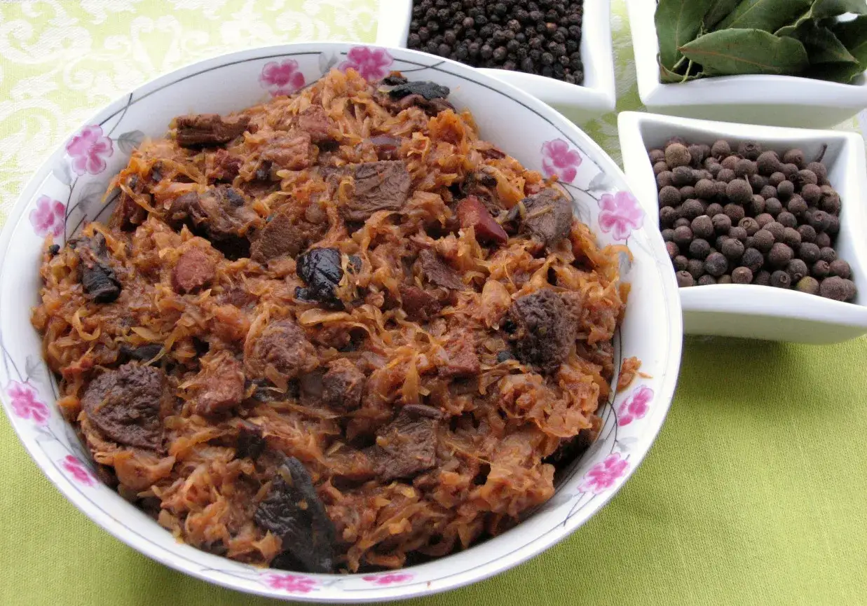 Pyszny bigos z kapusty i mięsa, bogaty w smaku. Zastanawiasz się nad bigos kcal? Oto porcja tradycji!