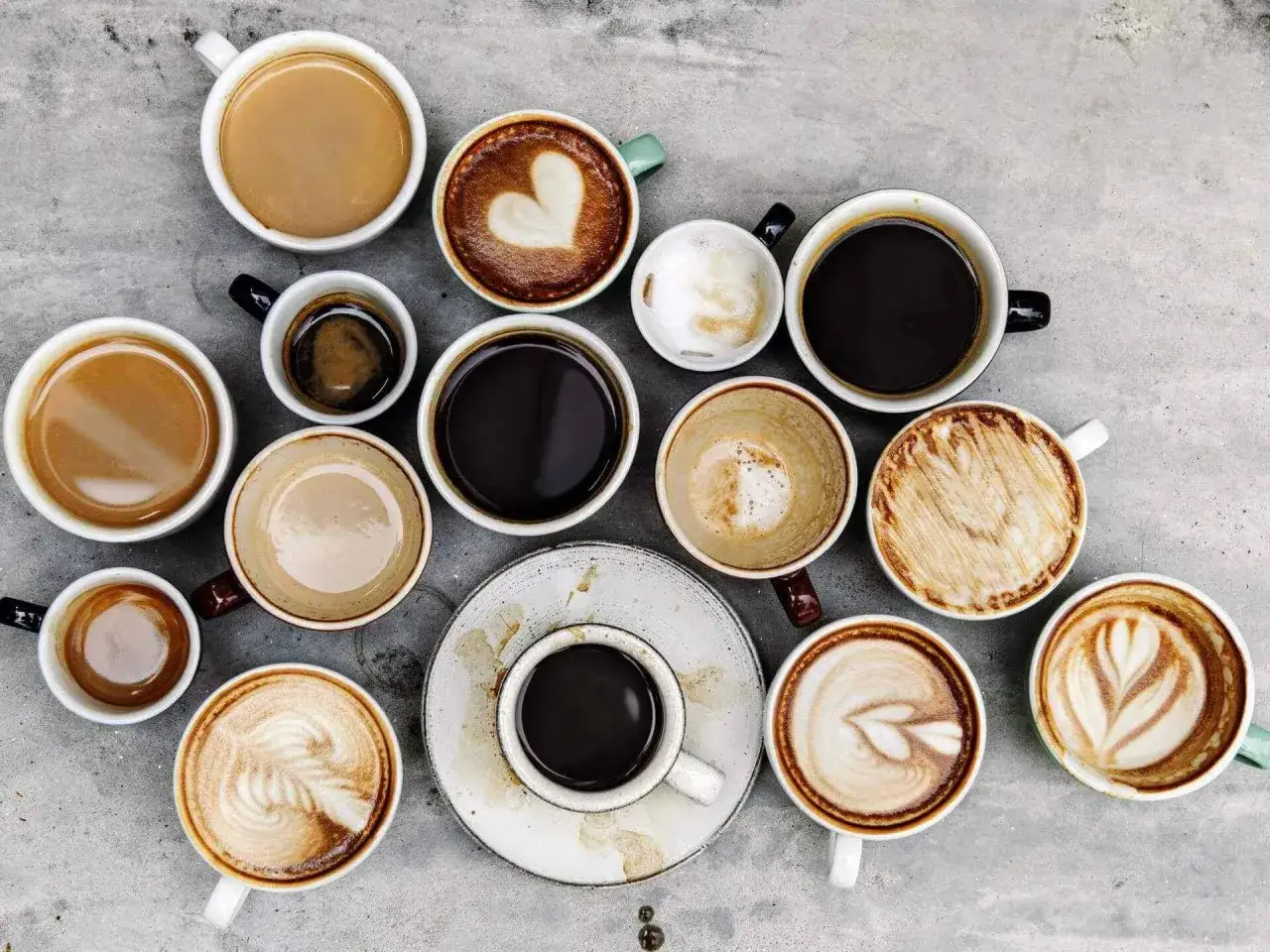 Viele Tassen Kaffee, von Espresso bis Latte Art, zeigen, wie man aus espresso kaffee machen kann.