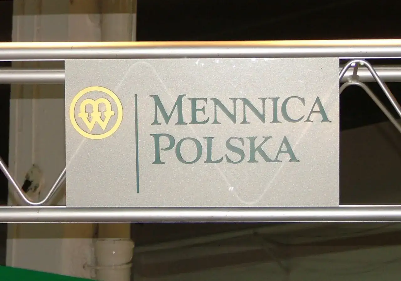 Złote logo i napis 