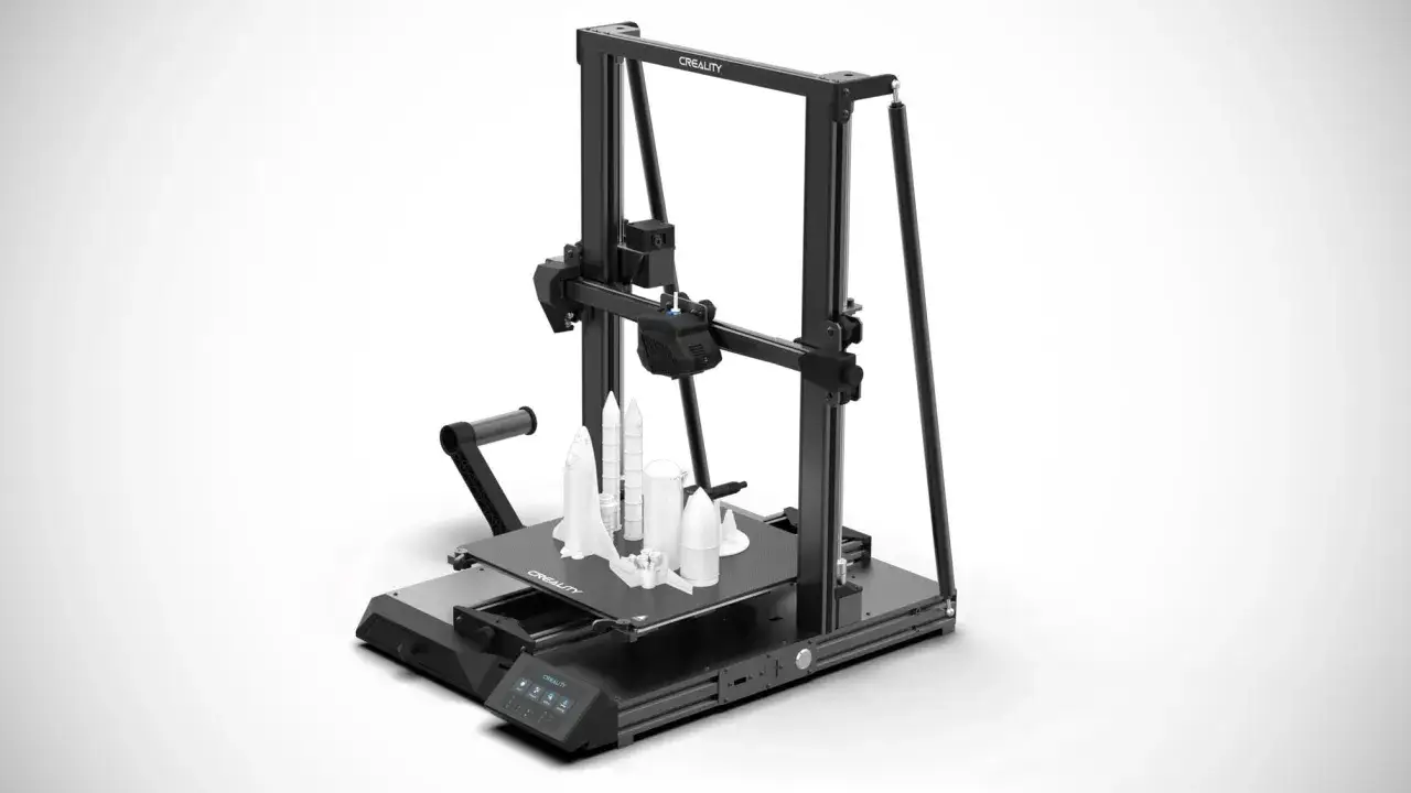 Drukarka 3D Creality CR-10 Smart Pro z wydrukowanymi rakietami na platformie roboczej.
