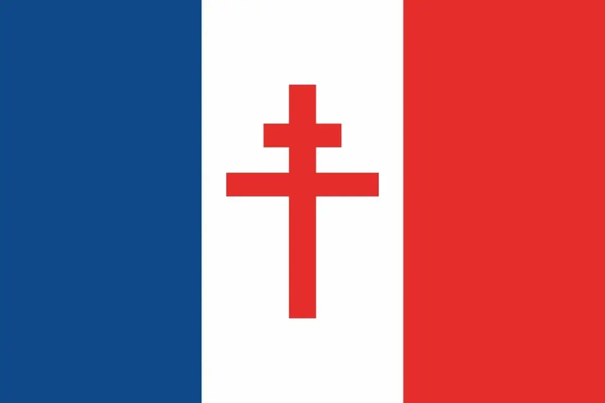 Drapeau français avec une croix de Lorraine rouge au centre. La croix de Lorraine, symbole de la France Libre, représente la résistance et la liberté.