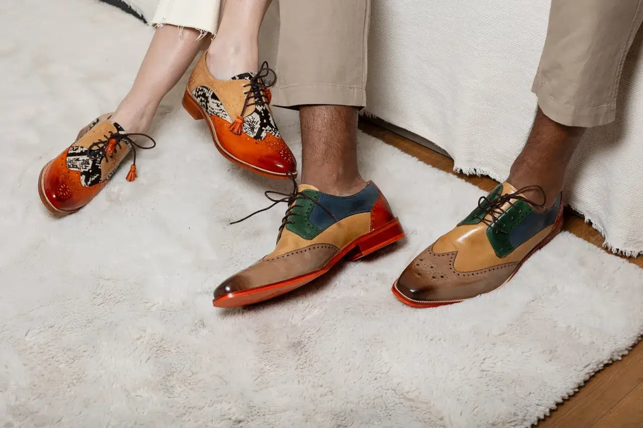 Eleganckie buty zamszowe i skórzane, w stylu old money, z kolorowymi wstawkami i wzorem skóry węża.