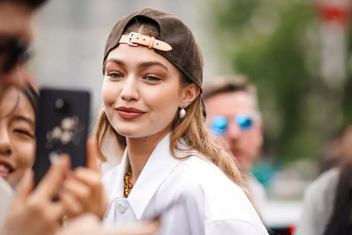 Blondynka w czapce podkreślającej urodę