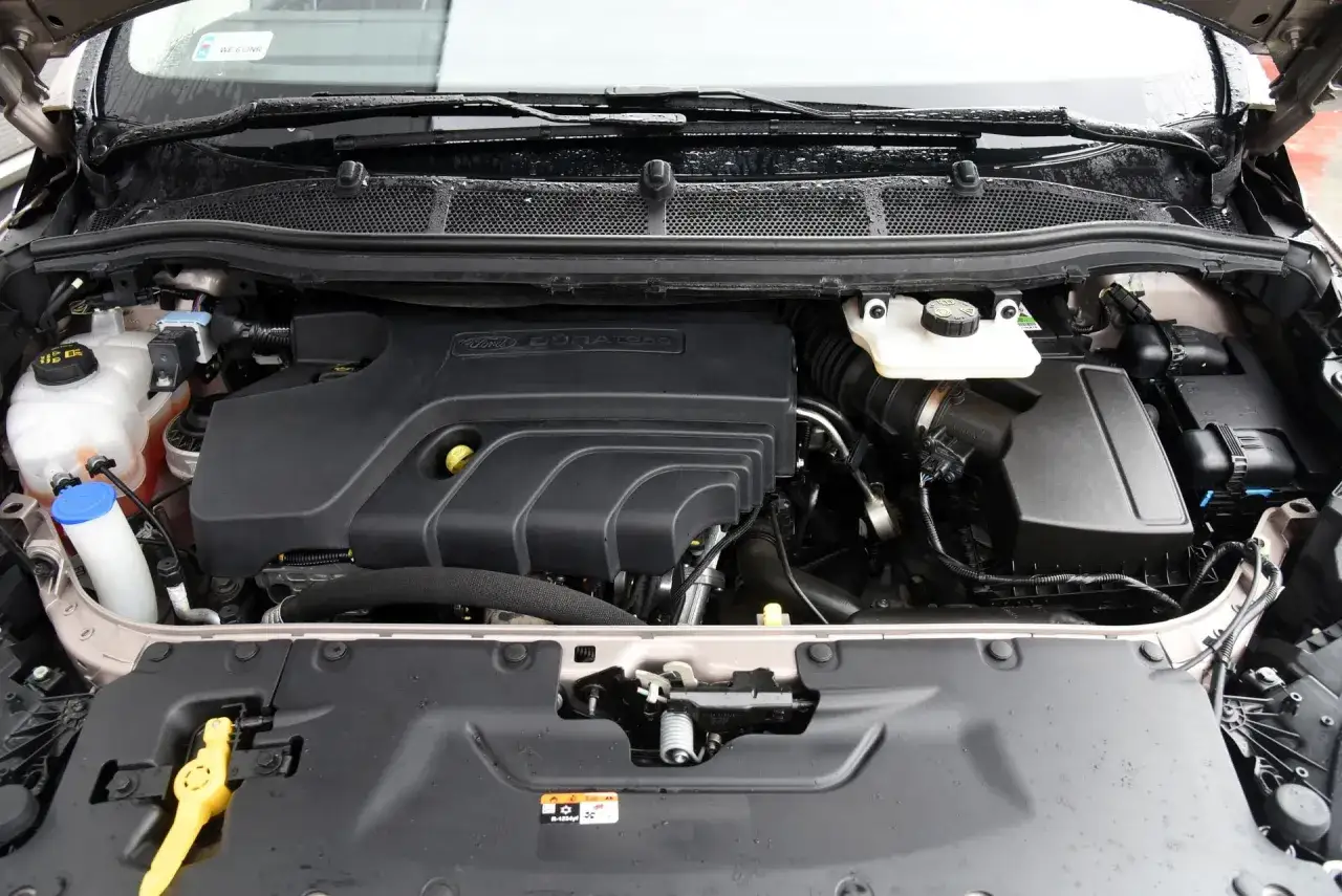 Silnik Ford S-Max 2.0 TDCI, widok z góry. Czarna pokrywa silnika z napisem 
