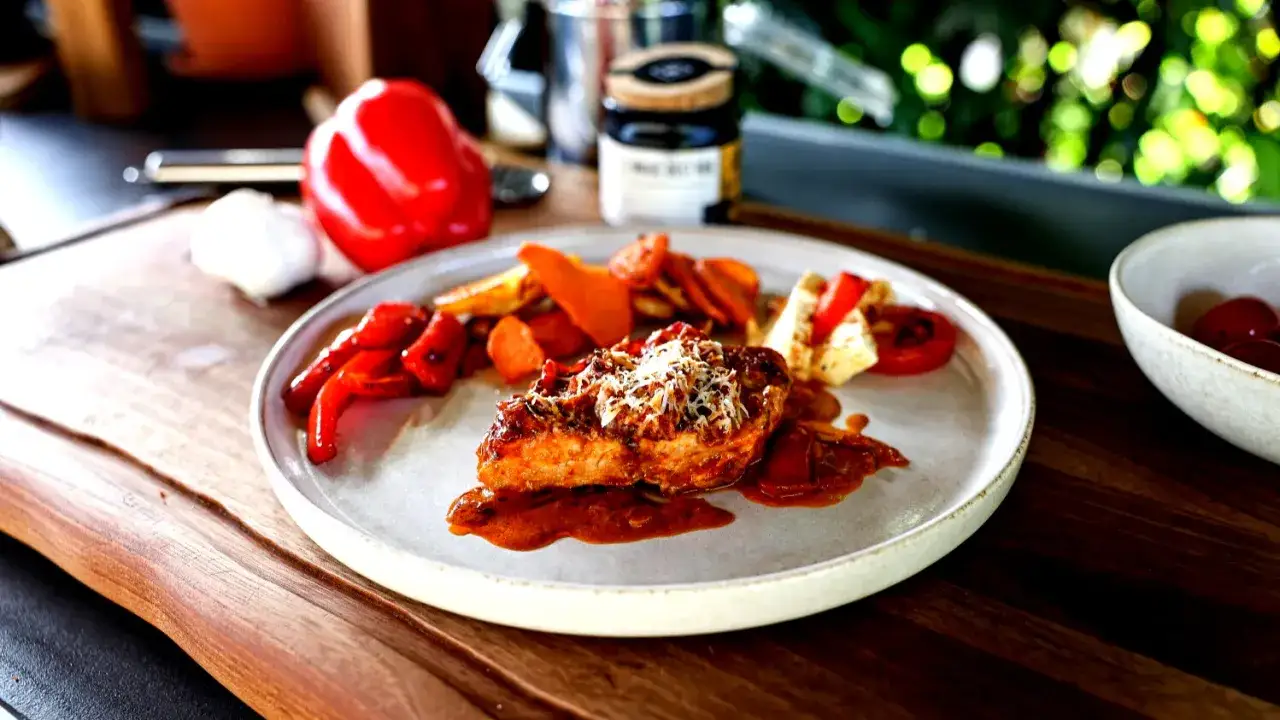 Saftiges Putenschnitzel im Ofen mit geröstetem Gemüse und Käse überbacken. Ein Genuss für jeden Gaumen!