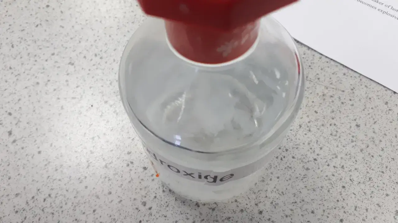 Glasflasche mit wei&szlig;em Pulver, beschriftet mit 