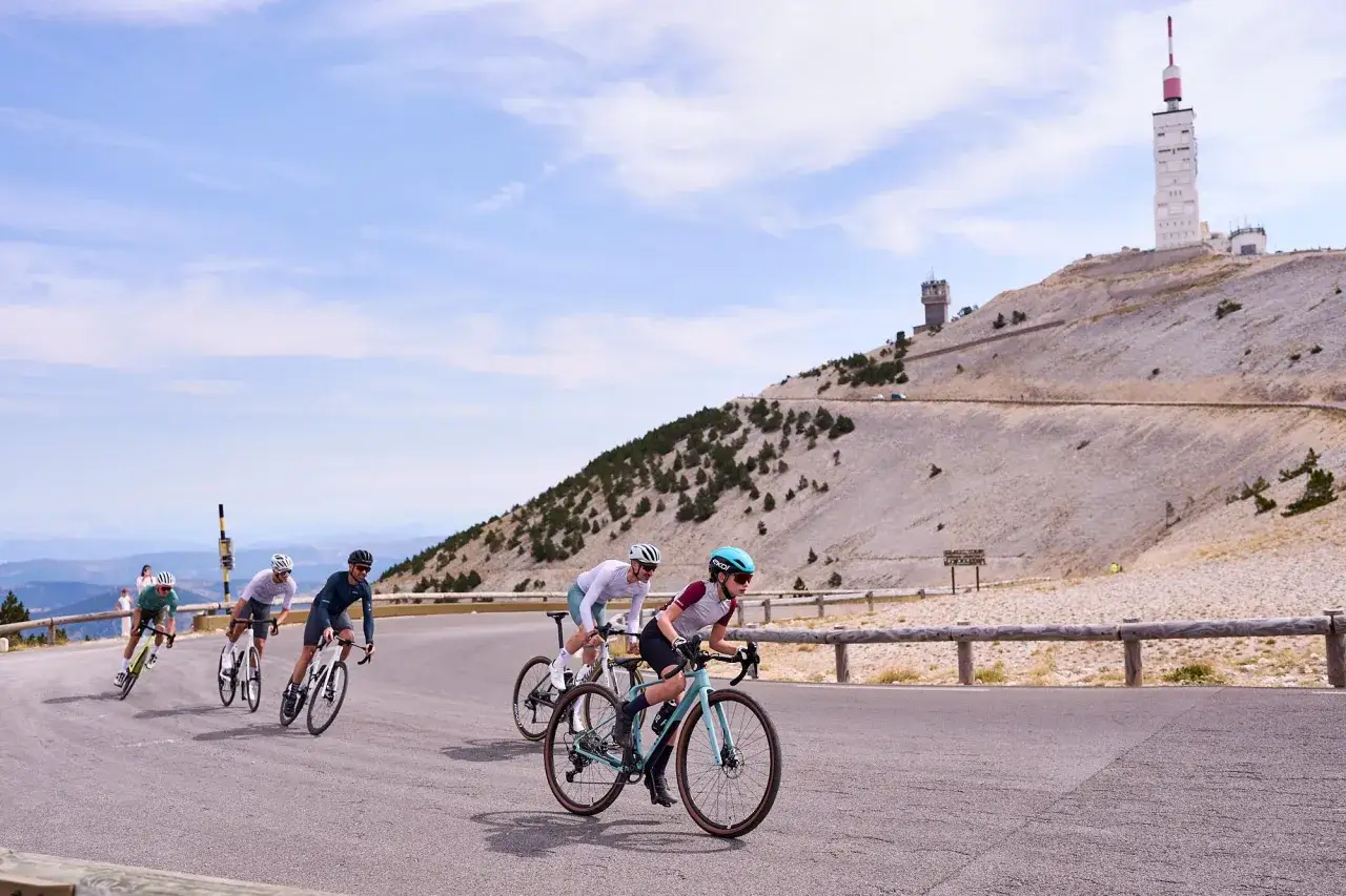 Radfahrer kämpfen sich den Mont Ventoux hinauf. Ein Rennrad-Abenteuer unter blauem Himmel.