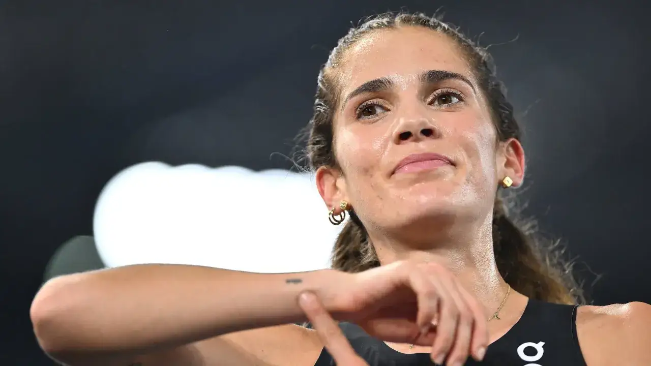 Marta Garc&iacute;a, atleta de atletismo, con el rostro sudoroso y una mirada de concentraci&oacute;n.