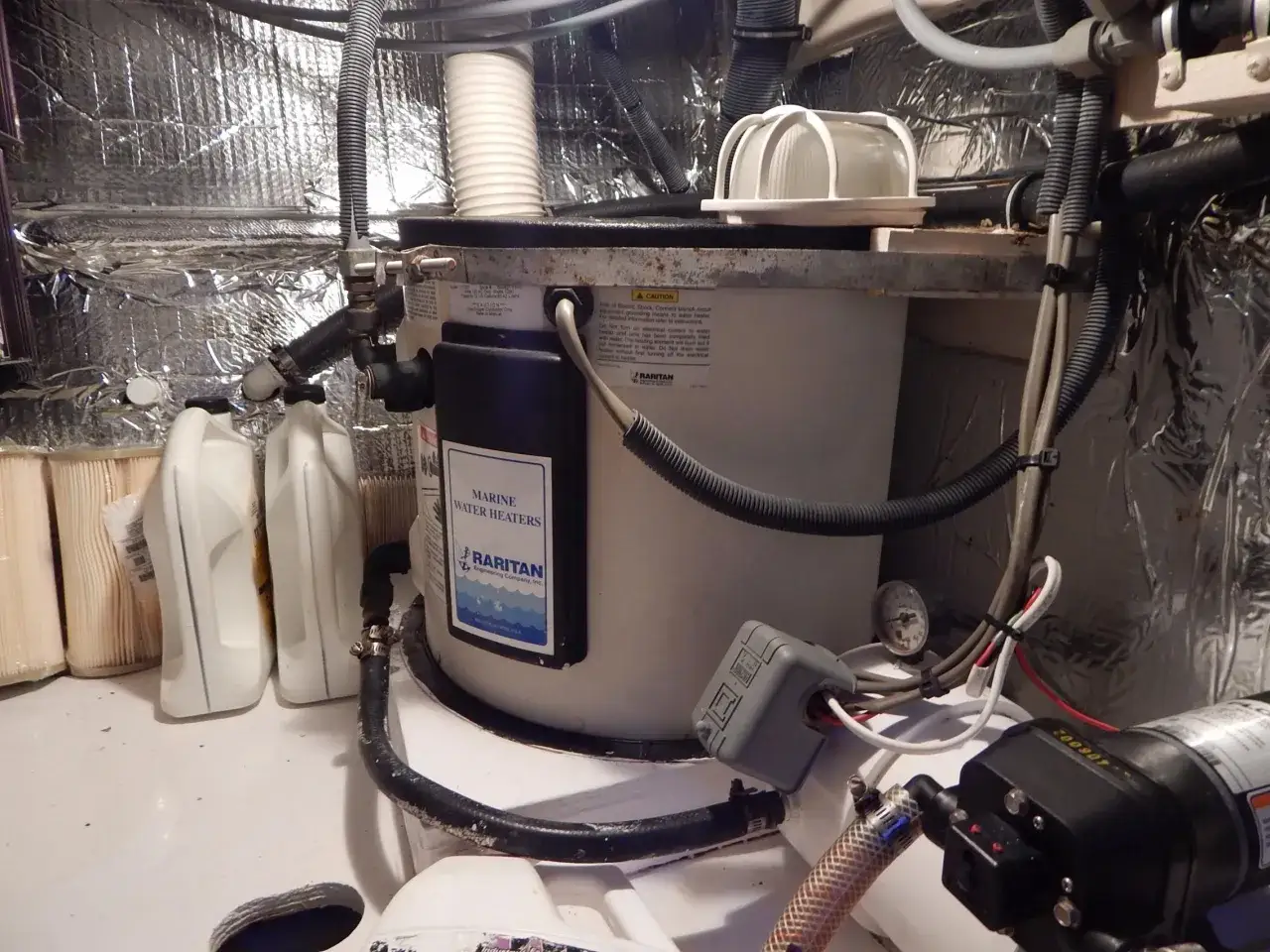 Preparazione per svuotare boiler inverno: tubi, taniche e filtri pronti.