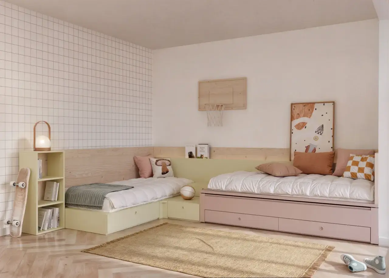 Habitaci&oacute;n infantil con 3 camas en poco espacio, decorada con un tablero de baloncesto y un patinete.