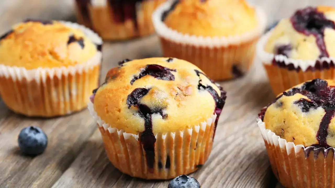 Frisch gebackene Blaubeermuffins, die Lust auf das Blaubeermuffins Rezept machen. Saftig und mit vielen Blaubeeren.