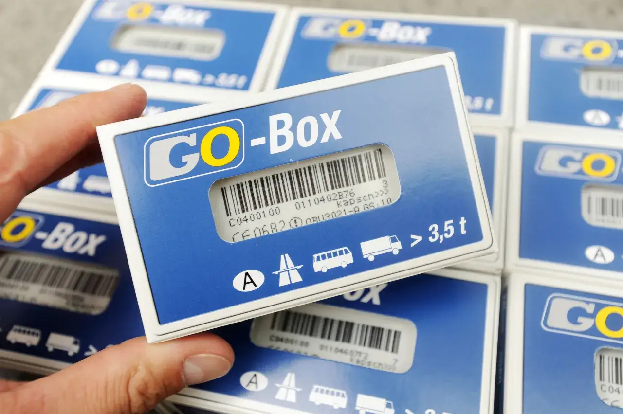 GO-Box do opłat drogowych w Austrii dla pojazdów powyżej 3,5 tony. Wiele opakowań w tle.