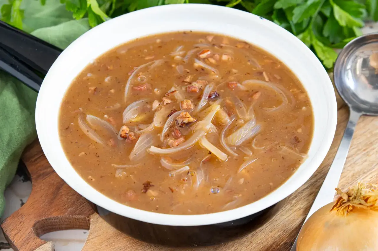 Herzhafte zwiebelsauce wie bei Oma, mit zarten Zwiebelringen und Speckst&uuml;ckchen in einer reichhaltigen Br&uuml;he.