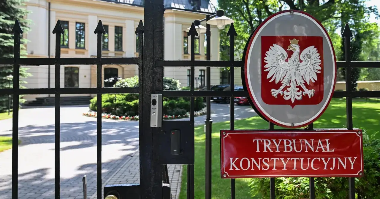 Brama z godłem Polski i tabliczką 