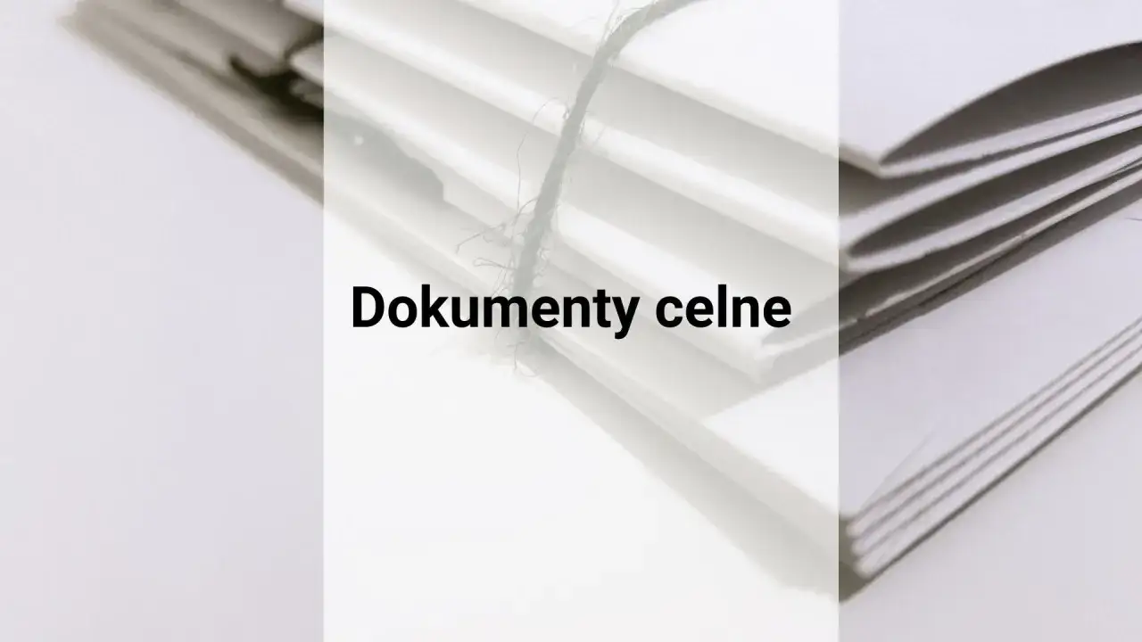 Stos dokumentów celnych, związany sznurkiem, gotowy do odprawy celnej.