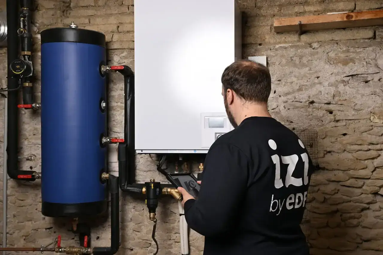 Un technicien vérifie le bon fonctionnement d'un chauffe-eau thermodynamique, optimisant sa durée de vie.