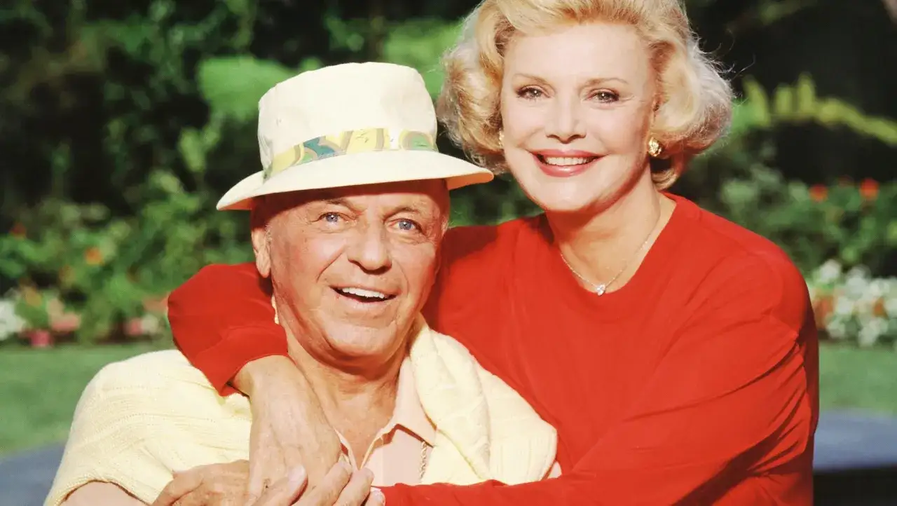 Frank Sinatra z żoną Barbarą, uśmiechnięci, w słoneczny dzień.